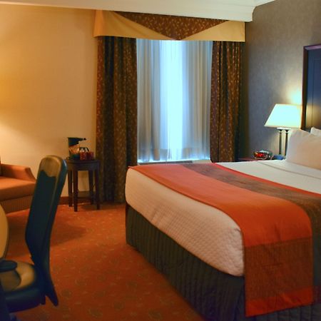 Hamilton Plaza Hotel And Conference Centre Bagian luar foto