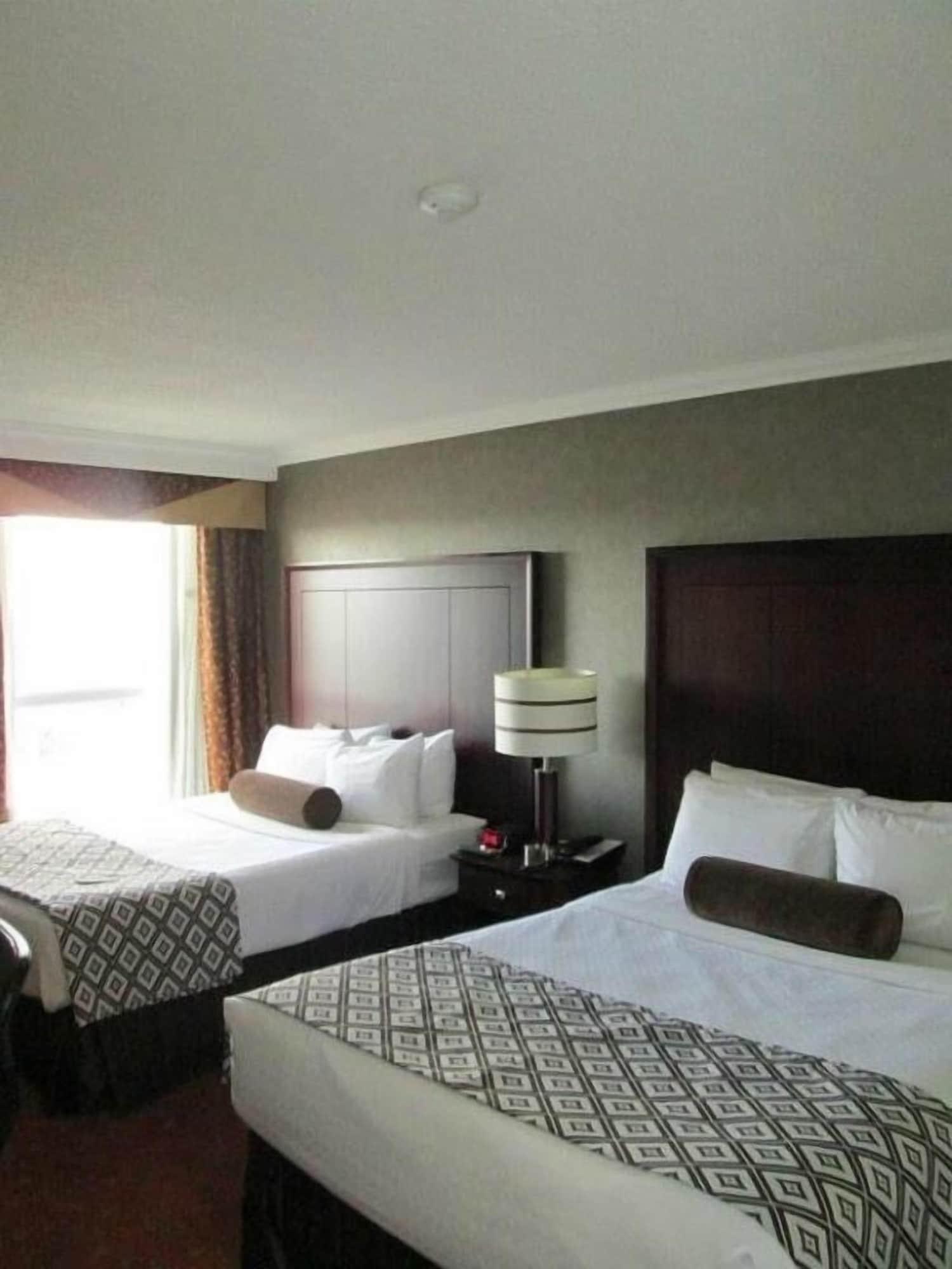 Hamilton Plaza Hotel And Conference Centre Bagian luar foto