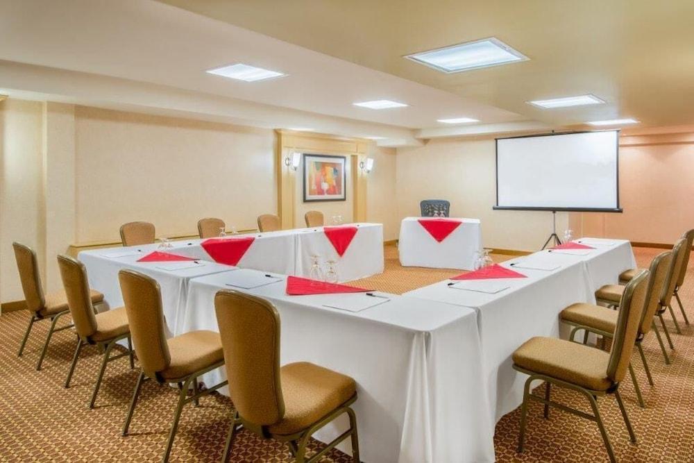 Hamilton Plaza Hotel And Conference Centre Bagian luar foto